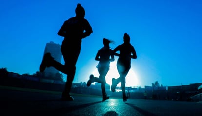 Varias personas corriendo por la noche