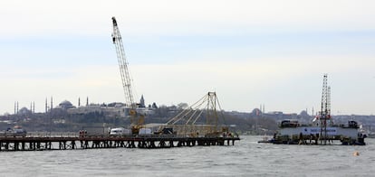 Obras de la primera fase del túnel submarino que construye Turquía, en el Bósforo, como alternativa al puente que une Europa y Asia en Estambul.