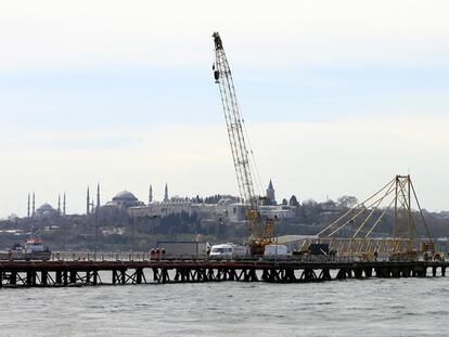 Obras de la primera fase del túnel submarino que construye Turquía, en el Bósforo, como alternativa al puente que une Europa y Asia en Estambul.