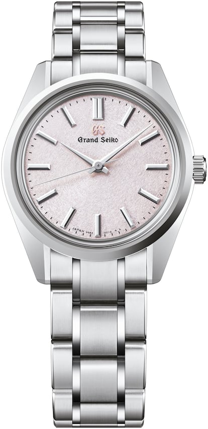 
Sakura-kakushi es el nombre que recibe ese efímero momento de la primavera en el que conviven los cerezos en flor con la nieve en Japón. Ese es el instante que condensa este reloj de Grand Seiko.
Precio:  5.400 euros.