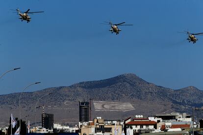 Helicópteros de las fuerzas aéreas de Chipre vuelan sobre la Nicosia dividida el pasado 1 de octubre durante un desfile que conmemora la independencia de la antigua colonia británica. Al fondo, en la montaña, se ven las banderas de Turquía y de la RTNC.