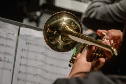 Detalle de una trompeta y partituras durante un ensayo de La Pintana Big Band, en Santiago.