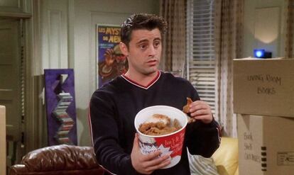 Joey, interpretado por Matt LeBlanc, a punto de comer pollo frito en una secuencia de 'Friends'.