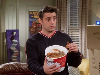 Joey, interpretado por Matt LeBlanc, a punto de comer pollo frito en una secuencia de 'Friends'.