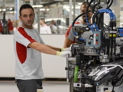 Un trabajador en la l&iacute;nea de montaje de Seat en Martorell. 