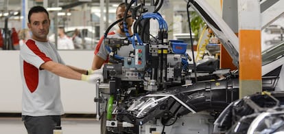 Un trabajador en la línea de montaje de Seat en Martorell.