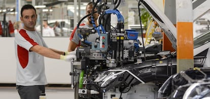 Un trabajador en la l&iacute;nea de montaje de Seat en Martorell. 