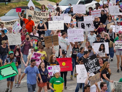 Defensores del derecho al aborto participan en una manifestación un día después de que el Supremo anulara la sentencia Roe contra Wade