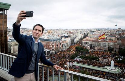 PP general secretary Teodoro García Egea takes a selfie in front of the crowd of protesters.