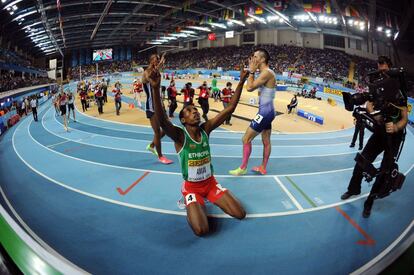 El etíope Mohammed Amin celebra su medalla de oro en los 800 metros.