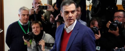 El presidente del Goibierno en funciones y candidato del PSOE a la presidencia del Gobierno, Pedro Sánchez, ejerce su derecho al voto en el colegio electoral instalado en el centro cultural Volturno.