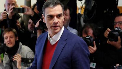 El presidente del Goibierno en funciones y candidato del PSOE a la presidencia del Gobierno, Pedro Sánchez, ejerce su derecho al voto en el colegio electoral instalado en el centro cultural Volturno.