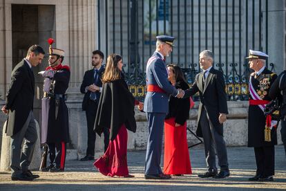 El rey Felipe VI y Letizia, saludando a la ministra Margarita Robles y el ministro Marlaska, durante la celebración de la Pascua Militar en el Palacio Real, este viernes.
