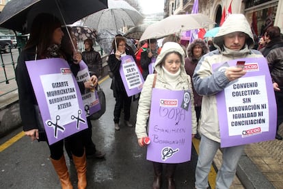 Alrededor de 200 personas se han manifestado en Bilbao este jueves, convocados por CC.OO. Euskadi, para denunciar la "alta precariedad" laboral en el entorno femenino