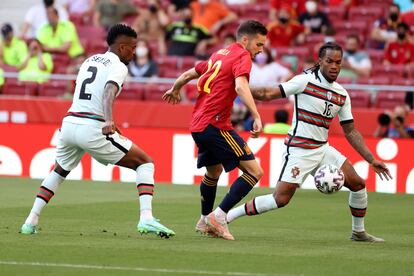 El centrocampista de España Pablo Sarabia pelea un balón con Nelson Semedo y Renato Sanches.