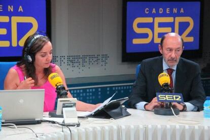 Rubalcaba, durante la entrevista con Pepa Bueno