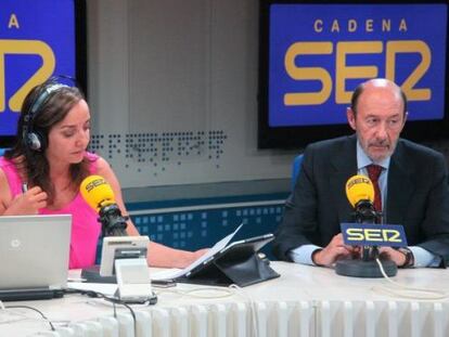 Rubalcaba, durante la entrevista con Pepa Bueno