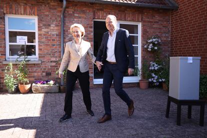 La presidenta de la Comisión Europea, Ursula von der Leyen, y su marido, Heiko von der Leyen, abandonan el centro electoral en Burgdorf (Alemania).