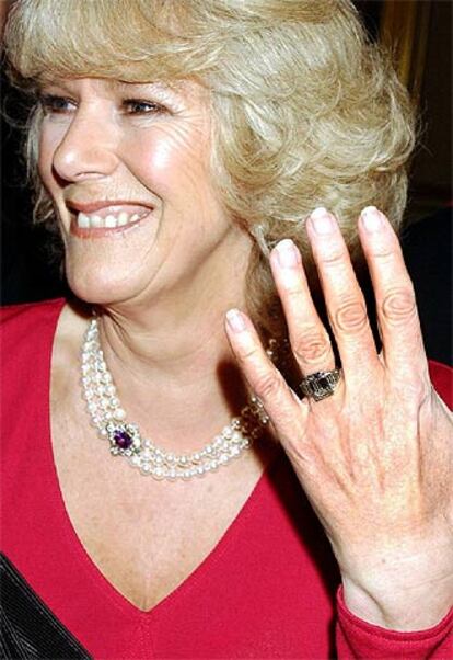 Camilla Parker Bowles muestra su anillo de compromiso, en Windsor.