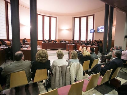  Los acusados por una estafa piramidal en el seno de los Testigos de Jehova, durante el juicio en la Audiencia de Barcelona. 