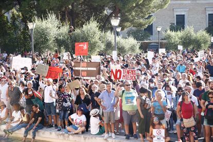 Crowds at Sunday's anti-mask protest in Madrid's Colón square.