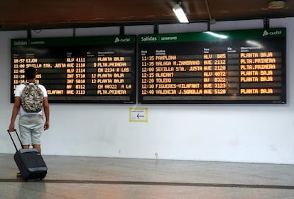 Los trenes incluidos en los servicios mínimos han circulado con normalidad, según coinciden tanto la empresa como el sindicato convocante. En la imagen, el tablero con los horarios de salida de trenes durante la jornada matutina de este lunes en la estación de Atocha.