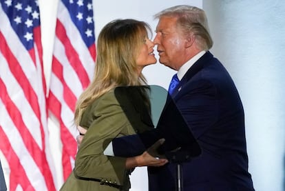 El segundo día del encuentro, el escenario dejó de ser un podio en un auditorio vacío para trasladarse al Jardín de las Rosas de la Casa Blanca, donde ofreció su intervención la primera dama, Melania Trump.