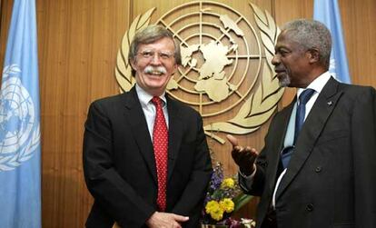 El embajador de los EE UU, John Bolton, saluda al secretario general de Naciones Unidas, Kofi Annan, en 2005.