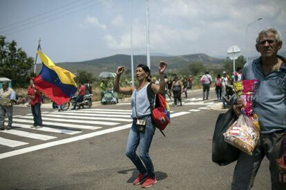 Los partidarios del líder chavista comienzan a reunirse para el primer día del festival 'Hands off Venezuela', que se celebra durante tres días en el otro lado del puente internacional Tienditas, en Urena. Los músicos que demandan a Nicolás Maduro que permita la ayuda humanitaria y los que apoyan la negativa del líder asediado cantan en conciertos rivales que se celebran a ambos lados de un puente fronterizo donde toneladas de alimentos y medicamentos donados están siendo almacenados.