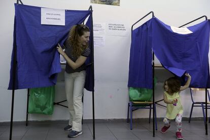 Una dona amb la seva filla abans de dipositar el seu vot en un col·legi electoral a Atenes (Grècia).