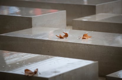 El memorial, obra del escultor Alberto Odériz, está ubicado cerca de los cinco más destacados centros de cautiverio de la ciudad.
