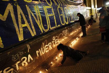 Vigilia en recuerdo del joven muerto de un disparo policial, el lunes en Santiago.