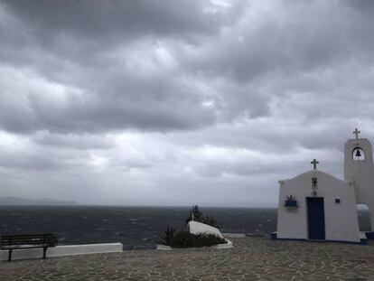 Nubes amenazantes sobre la capilla de San Nicolás, padrón de los marineros, en el puerto de Rafina, al este de Atenas.