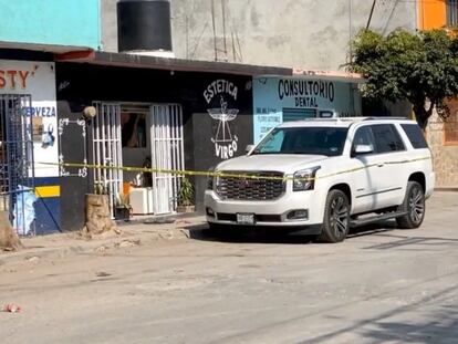 La camioneta donde viajaban Barrios Domínguez y su hijo, en el lugar de los hechos.