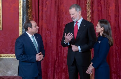El presidente de Egipto, Abdelfatá al Sisi, el Rey Felipe VI y la reina Letizia, en el Palacio Real, a 19 de febrero de 2025.