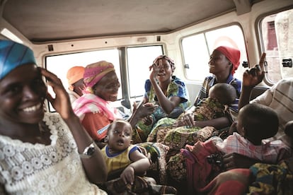 Yvonne, de rosa en el centro de la foto, tiene 48 años y hace 22 que sufre una fístula obstétrica. Hoy acude junto con otras mujeres en su misma situación al centro Urumuri de MSF en Gitega (Burundi), donde van a ser operadas. Una fístula obstétrica es una lesión abierta entre la vagina y la vejiga o el recto. Suele producirse durante los partos obstruidos y prolongados en los que la mujer no recibe atención obstétrica. La fístula provoca la pérdida continua de orina o heces. Sufrir esta lesión es devastador. Aparte de las implicaciones para la salud, la mujer a menudo es repudiada, expulsada del hogar, apartada de la familia y marginada de la comunidad.