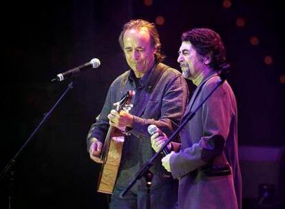 Serrat y Sabina, durante el concierto del viernes en Zaragoza.