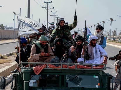 Milicianos talibanes celebran este miércoles en Kandahar la retirada de las tropas de Estados Unidos.