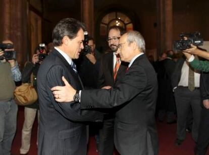 El futuro presidente de la Generalitat, Artur Más y el presidente en funciones, José Montilla, se saludan antes de la posesión del nuevo presidente del Tribunal Superior de Justicia de Cataluña, Miguel Angel Gimeno.