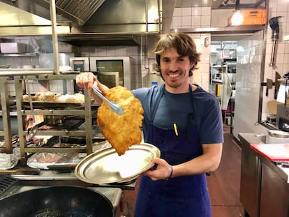 NINO REDRUELLO CON SU FAMOSO FILETE EMPANADO EN LAS COCINAS DE FISMULER / CAPEL 