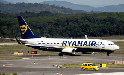 Un avión de Ryanair en el aeropuerto de Girona