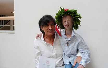 Carlos López Otín y Sammy Basso, el día de su graduación en Biología.