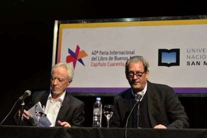 J. M. Coetzee (izquierda) y Paul Auster, durante el diálogo que mantuvieron en la Feria del Libro de Buenos Aires.