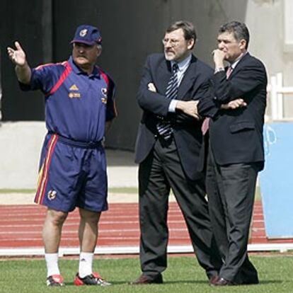 Iñaki Sáez, Jaime Lissavetzky y Ángel María Villar, en un entrenamiento de la selección antes de la Eurocopa.