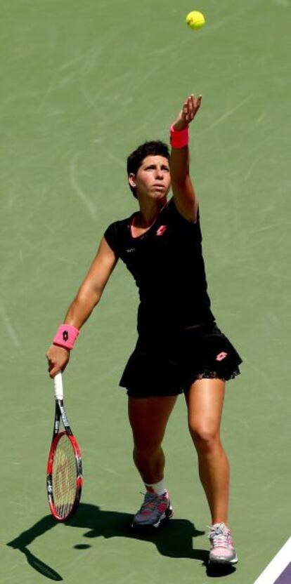 Carla Suárez sirve en el partido ante Andrea Petkovic, en el Masters de Miami.