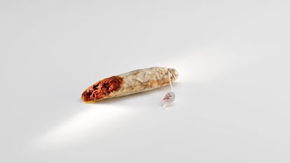 'Pan con fuet tierno'. Otro experimento de Mugaritz con mohos presentado en el menú de 2015. Se trataba de un fuet vegano hecho con tomate seco, aguacate, especias y mucho pimentón, fermentado con 'Rhizopus oryzae'.