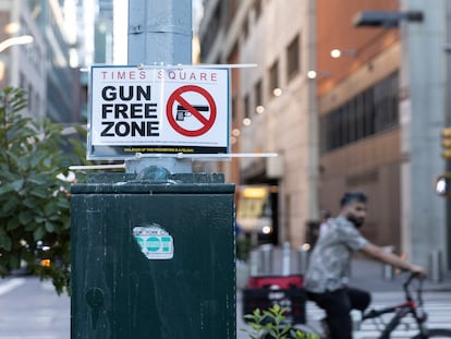 Uno de los carteles colocados en el área de Times Square, este miércoles.