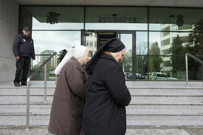 Dos monjas del Hogar Madre Encarnaci&oacute;n llegan a los juzgados de Lugo el pasado d&iacute;a 11 de marzo.