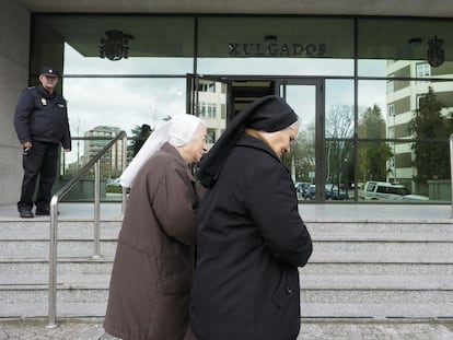 Dos monjas del Hogar Madre Encarnaci&oacute;n llegan a los juzgados de Lugo el pasado d&iacute;a 11 de marzo.