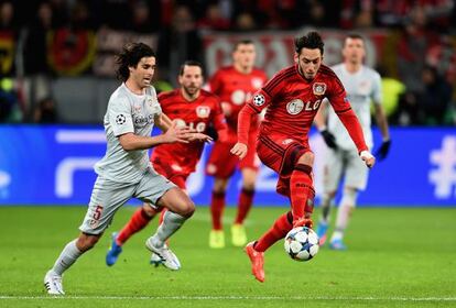 Calhanoglu conduce el bal&oacute;n ante Thiago. 